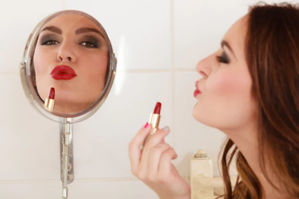 Chica joven haciendo maquillaje — Foto de Stock