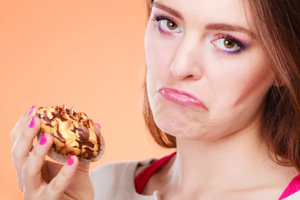Mujer infeliz tiene pastel en la mano —  Fotos de Stock