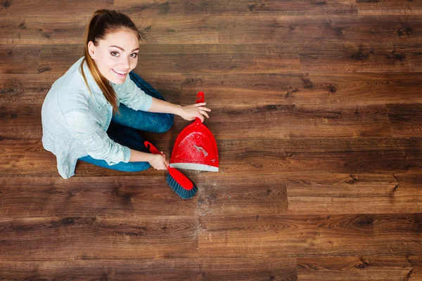 Limpieza mujer barrer piso de madera — Foto de Stock