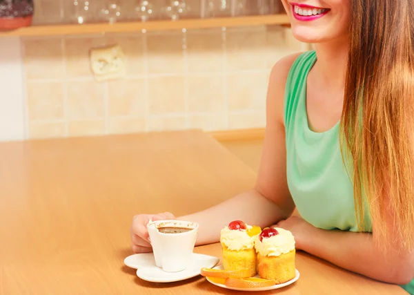 Kávé és sütemény konyha nő. Torkosság. — Stock Fotó