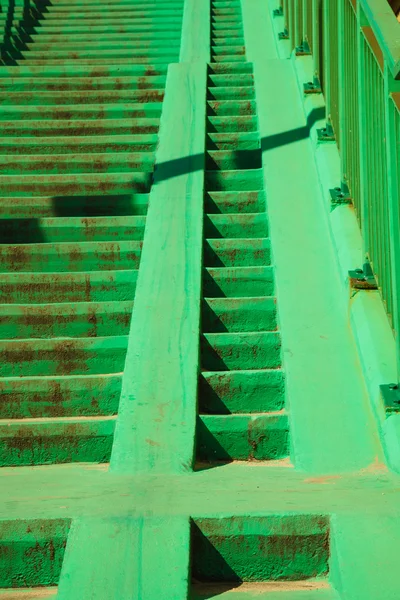 Escalera de hormigón verde con barandilla . —  Fotos de Stock