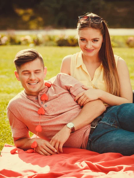 Menino com corrente de coração e menina . — Fotografia de Stock