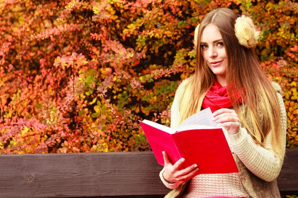 Donna rilassante nel parco autunnale libro di lettura — Foto Stock