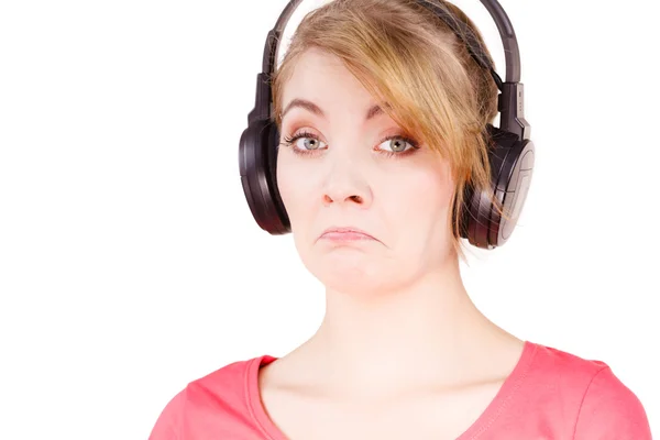 Mujer chica triste en grandes auriculares escuchando música — Foto de Stock