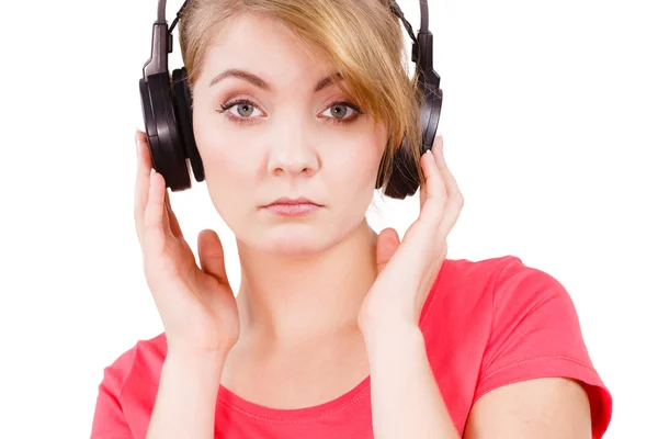 Mujer chica triste en grandes auriculares escuchando música — Foto de Stock