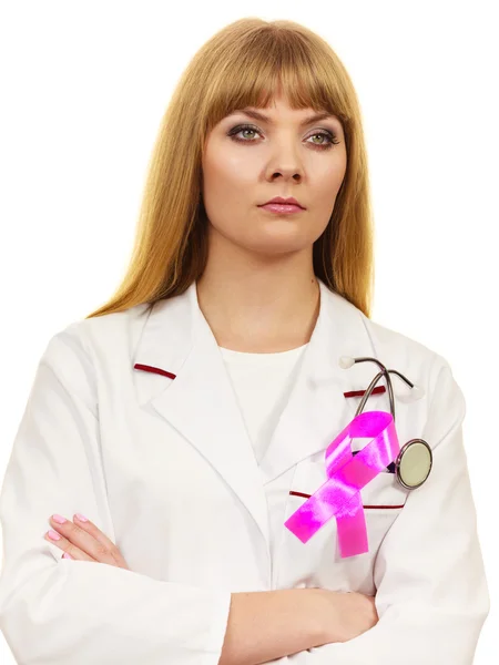 Mujer médico con el símbolo de las ayudas de cinta rosa — Foto de Stock