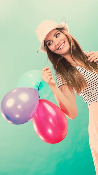 Chica feliz jugando con globos de colores . — Foto de Stock