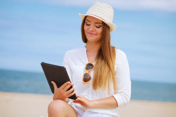 Chica con la tableta en la playa . —  Fotos de Stock