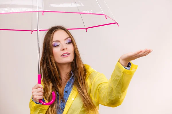 Femme en manteau imperméable avec parapluie. Prévisions — Photo