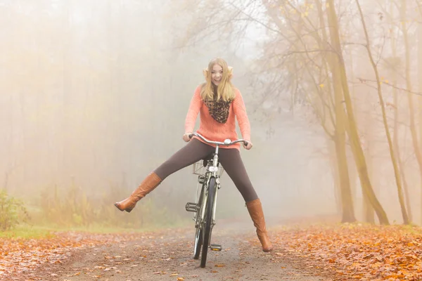 가을 파크에서 자전거타기를 즐기는 활달 한 여자 — 스톡 사진