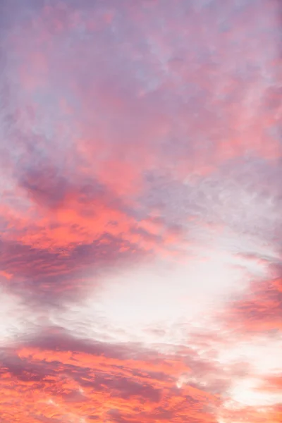 Färgglada pulserande moln på himlen vid solnedgången — Stockfoto