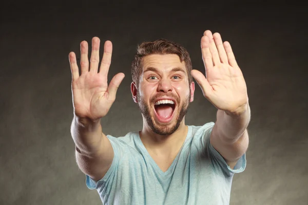Knappe man toont stop teken gebaar en schreeuwt — Stockfoto