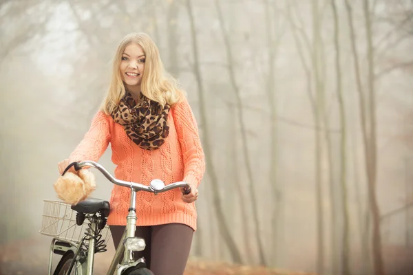 Szczęśliwa kobieta z rowerów bike parku jesień. — Zdjęcie stockowe