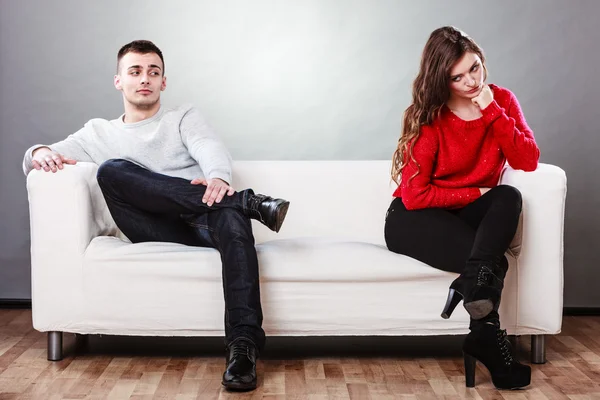 Jovem casal após briga sentado no sofá — Fotografia de Stock