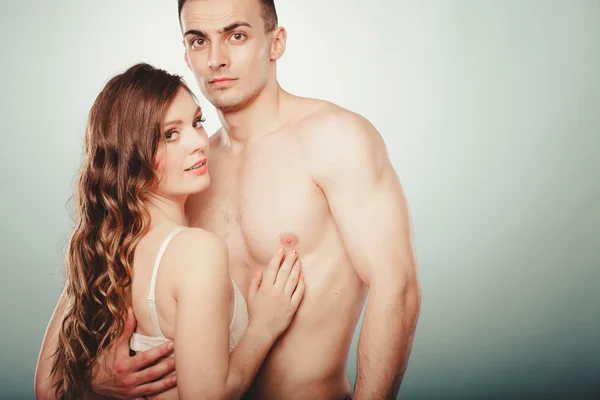 Una pareja sexy. Mitad hombre y mujer desnudos en lencería . —  Fotos de Stock