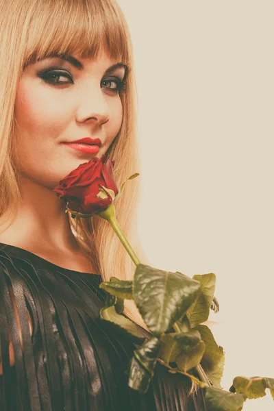 Mooie jonge dame met rode roos. — Stockfoto