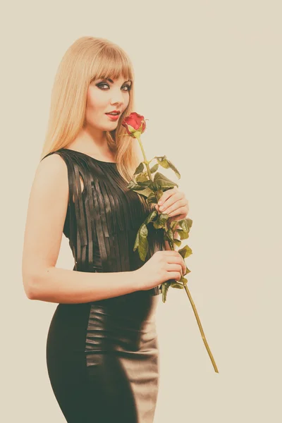 Wanita cantik riasan gelap memegang bunga mawar — Stok Foto