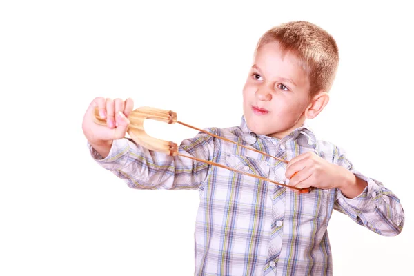 Jonge jongen gebruik sling shot schieten Mandarijn. — Stockfoto