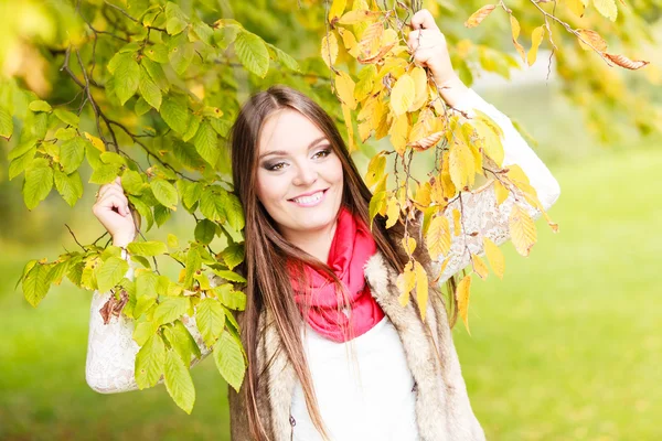 Mujer chica de moda relajante caminando en el parque otoñal — Foto de Stock