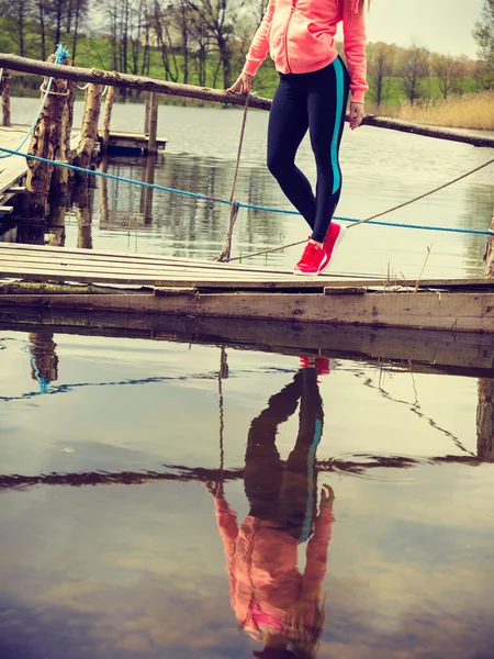 Joven deportista tomando un descanso después de una carrera . — Foto de Stock