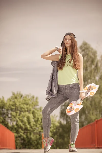 Teenage κορίτσι σκέιτερ ιππασία skateboard στο δρόμο. — Φωτογραφία Αρχείου