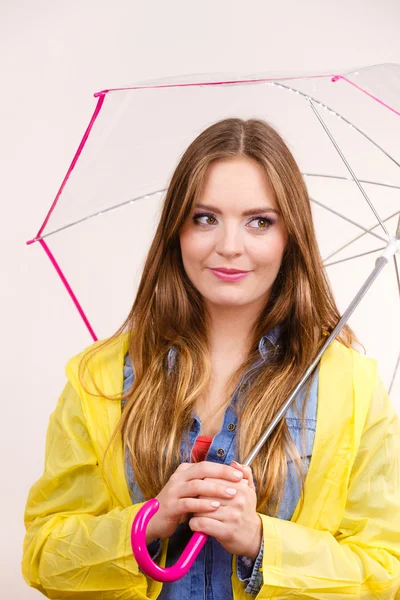 Frau im wasserdichten Mantel mit Regenschirm — Stockfoto