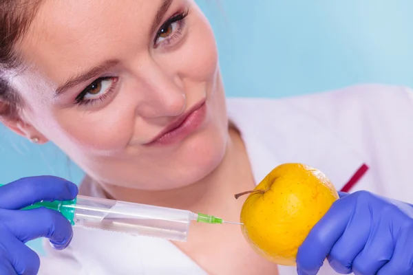 Científico médico inyectando manzana. Alimentos GM . — Foto de Stock