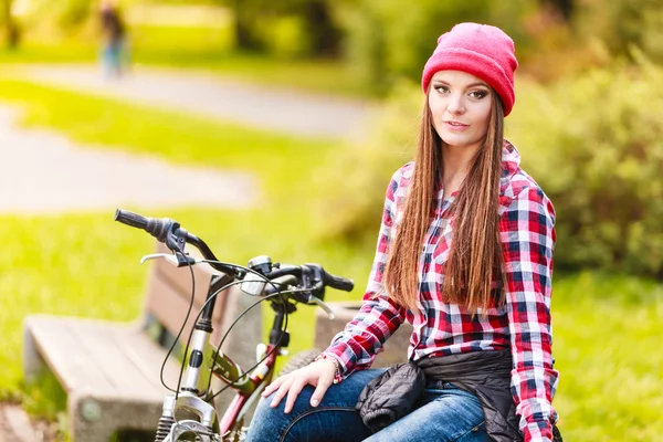 Mädchen entspannt sich im herbstlichen Park mit Fahrrad. — Stockfoto