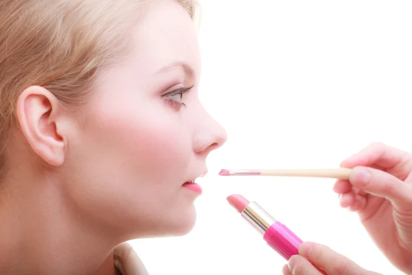 Parte da cara. Mulher aplicando batom vermelho com escova — Fotografia de Stock