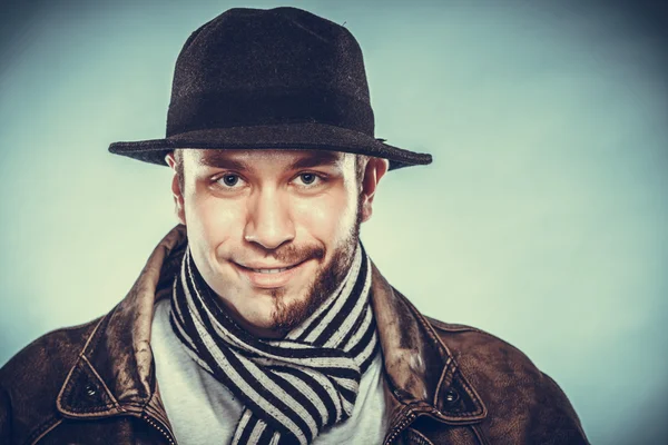 Homme heureux avec demi rasé visage barbe cheveux dans le chapeau . — Photo