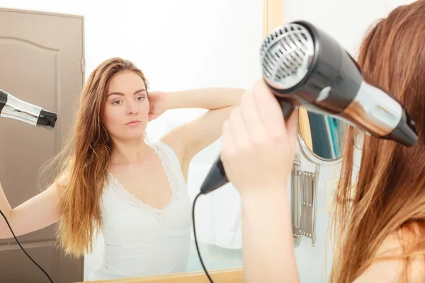 Långhåriga kvinna torkning håret i badrum — Stockfoto