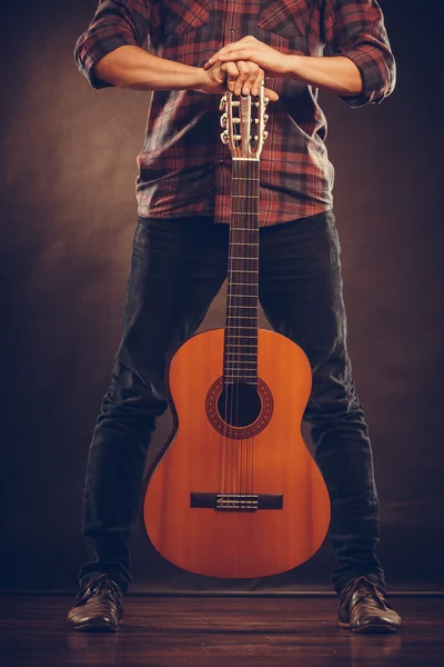 Guitariste debout avec guitare en bois . — Photo