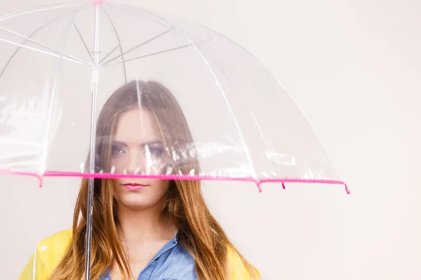 Femme portant manteau imperméable tenant parapluie — Photo