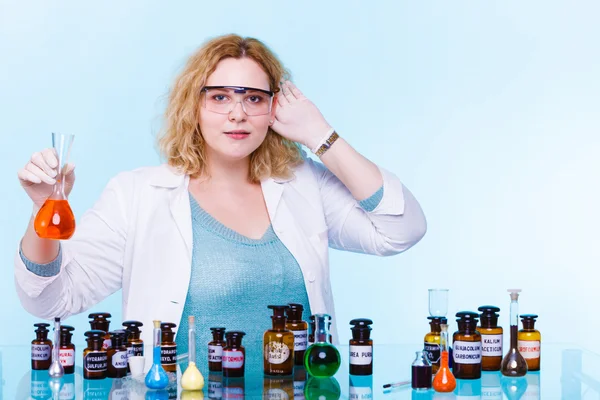 Kvinnliga kemistuderande med glasfiberprovkolv. — Stockfoto
