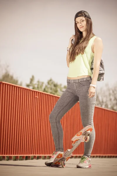 Tiener meisje skater paardrijden skateboard op straat. — Stockfoto