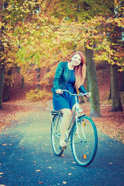 Jovem senhora na bicicleta sorrindo e desfrutando . — Fotografia de Stock