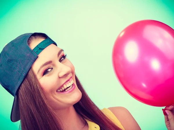 Menina adolescente feliz com balão vermelho . — Fotografia de Stock