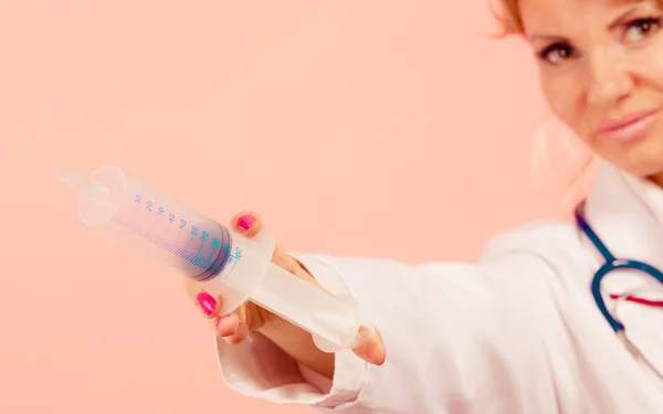 Krankenschwester mit großer Spritze. — Stockfoto