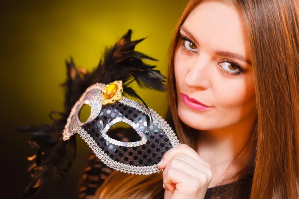 Sensuell kvinna håller carnival mask. — Stockfoto