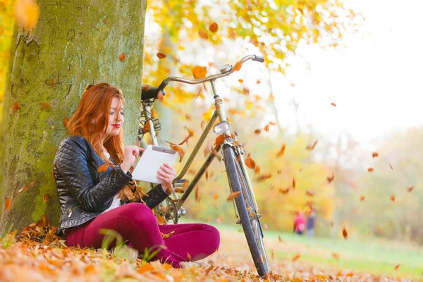 Blätter umgeben junge Dame. — Stockfoto