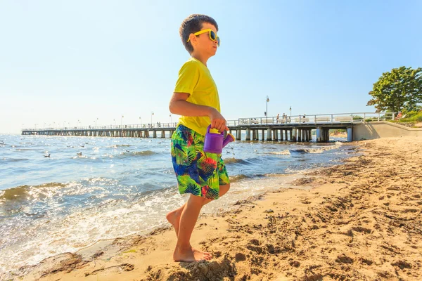 Garçon marche sur la plage . — Photo