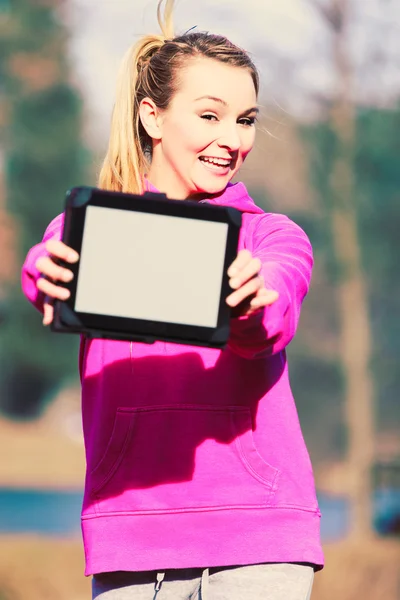 Girl with tablet in park. — Stock Photo, Image