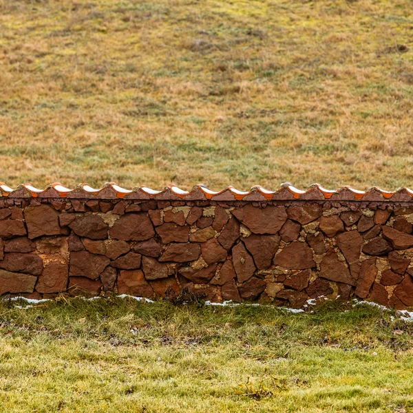 Vista di recinzione in pietra sul campo . — Foto Stock