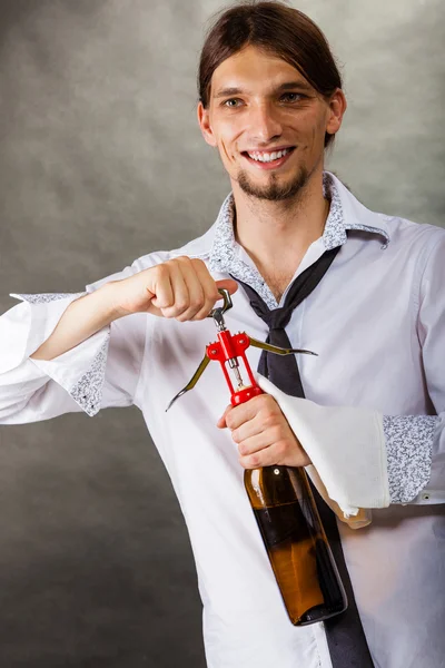 Camarero abre botella de vino . — Foto de Stock