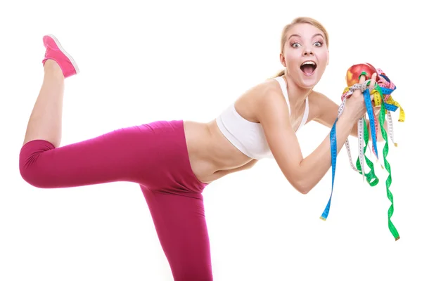 Mujer divertida sosteniendo medidas de manzana y cinta . — Foto de Stock