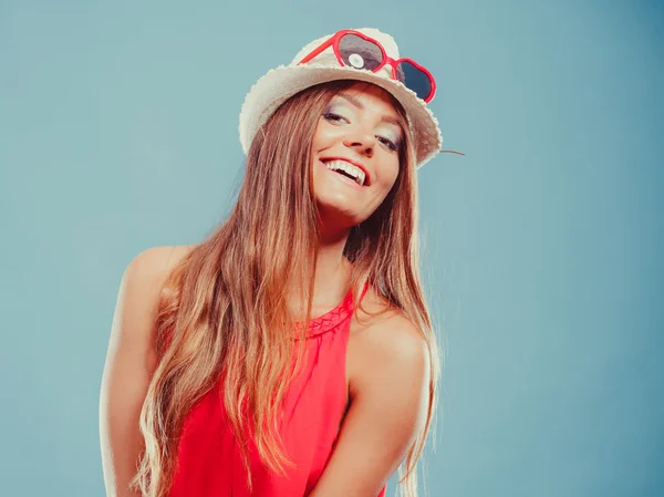 Linda mujer de moda en sombrero y camisa roja. Retrato . — Foto de Stock