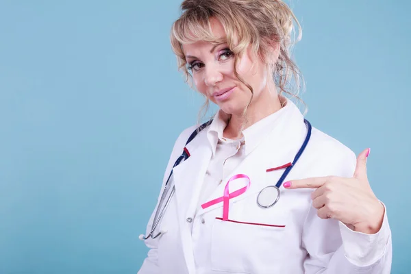 医生用粉红色癌症丝带 — 图库照片