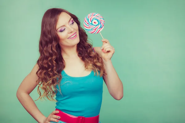 Chica sonriente con caramelos de piruleta en verde azulado —  Fotos de Stock