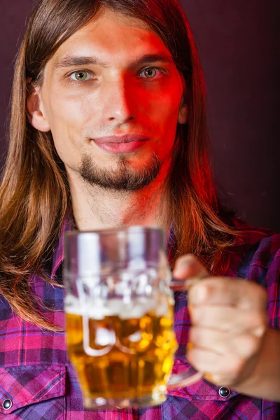 Man holds glass of beer. — Stock Photo, Image