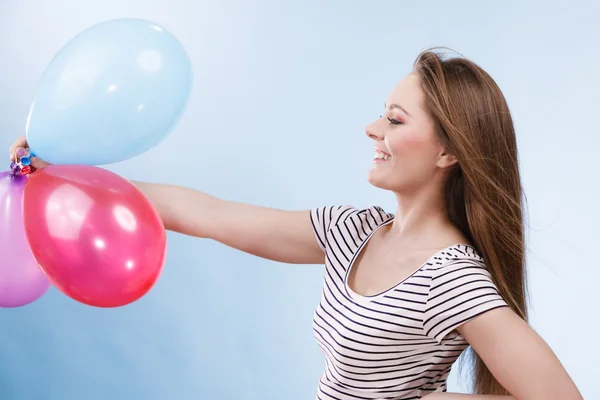 Mujer verano alegre chica con globos de colores — Foto de Stock